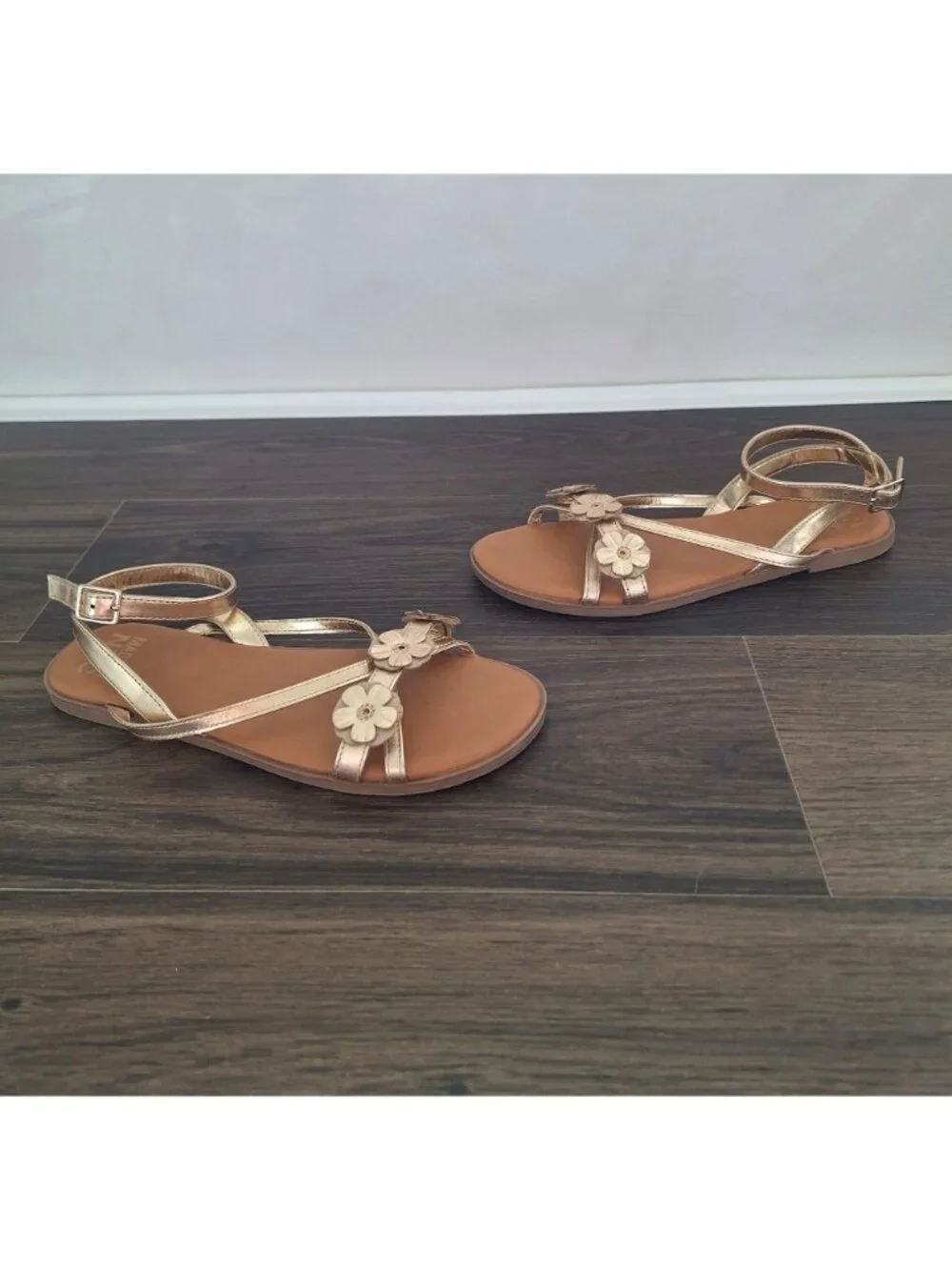 💙 Madden NYC Women’s Size 6 Gold Metallic Floral Ankle Strap Flat Sandals